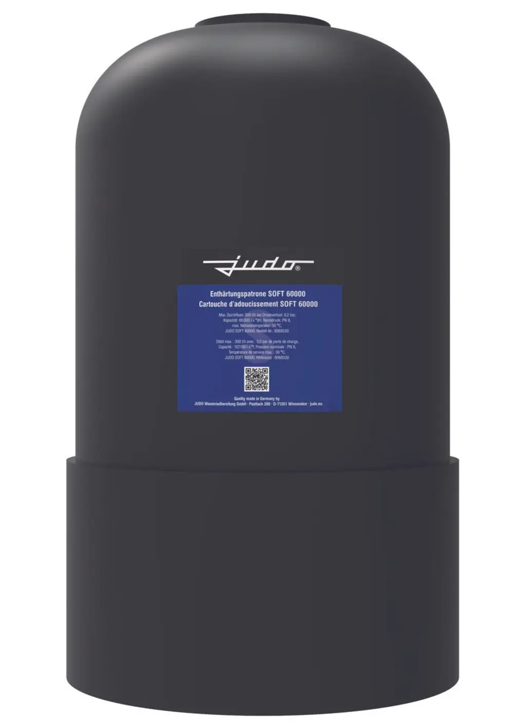 Schwarze Enthärtungspatrone von Judo mit einem blauen Etikett, das Produktinformationen und einen QR-Code enthält. Die Form ist zylindrisch und oben abgerundet.